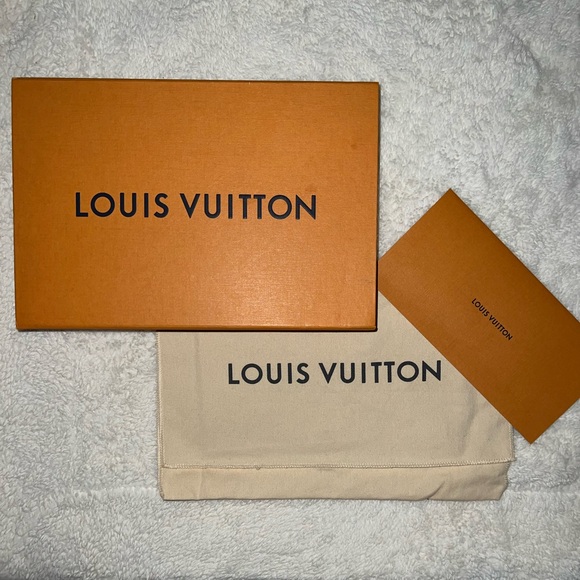 Louis Vuitton Favorite - Picture 11 of 16